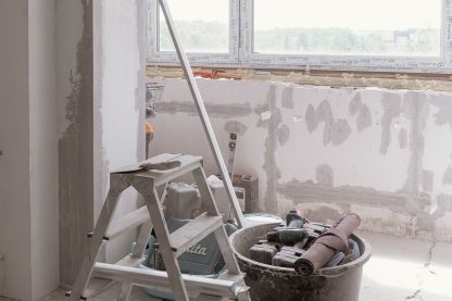 Innenraum mit freigelegten Wandflächen während der Sanierung