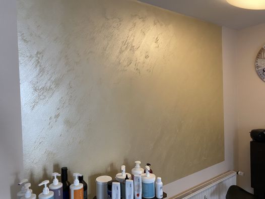 Wandfläche in goldener Metallic-Lasur