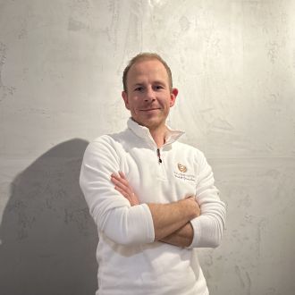 Malermeister Benedikt Sonnenberg vor einer Wand in Spachteltechnik